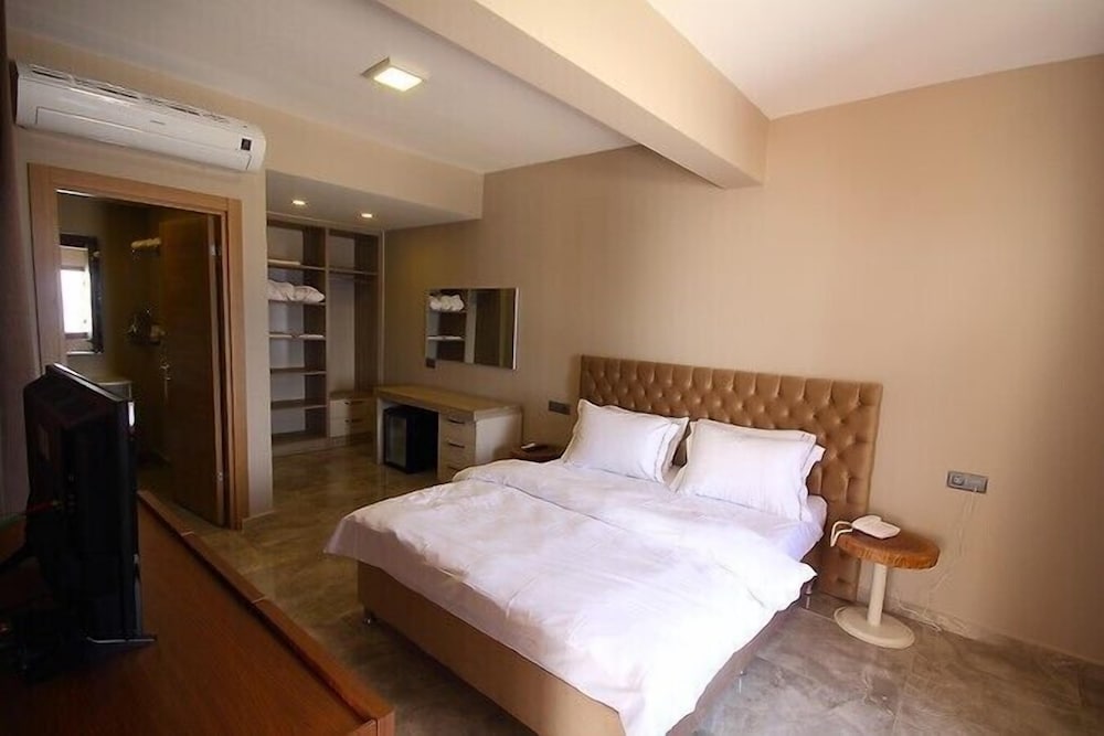 STANDARD, QUEEN BED