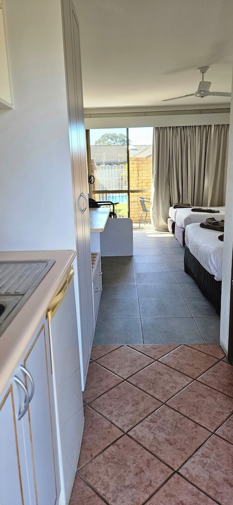غرفة عائلية رباعية بسرير كوين وسريرين منفصلين لذوي الإعاقة، Port O Call Motel 4/5