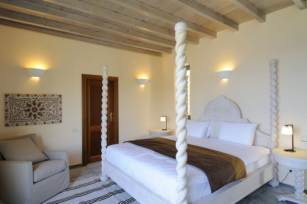 AEGEA BLUE CYCLADITIC RESORT(FOMERLY AEGEA BLUE VILLAS AND SUITES) 11/72