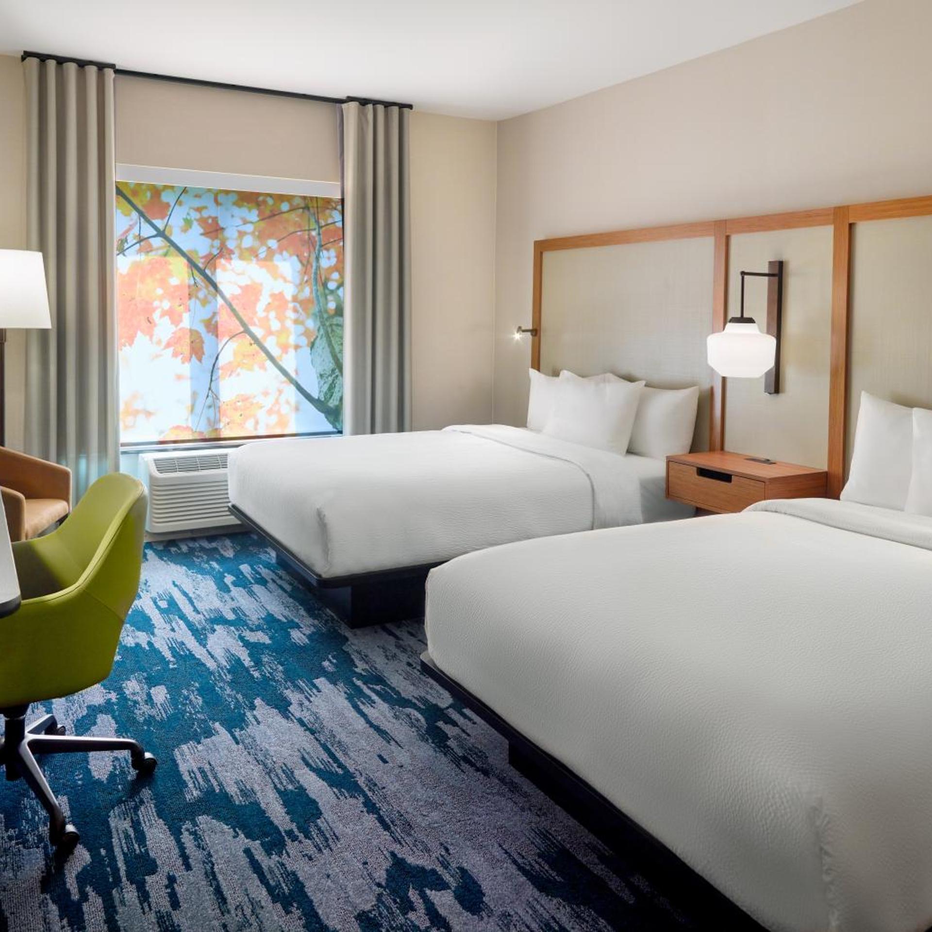 غرفة بسريرين كوين بحوض استحمام لذوي الإعاقة