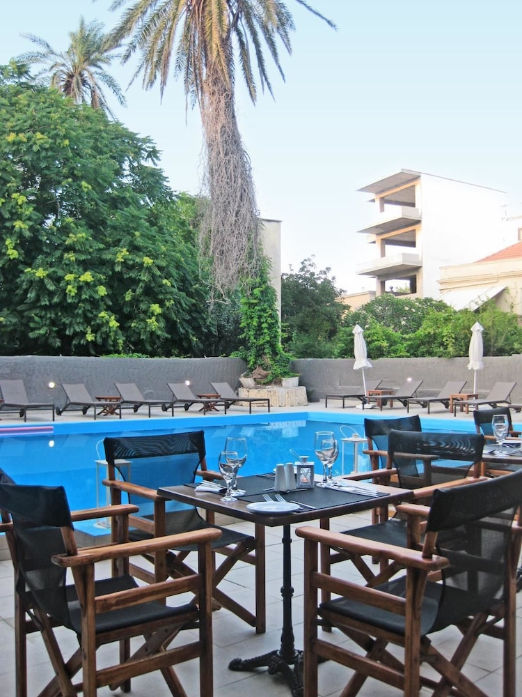 Amphitryon City Hotel 65/72