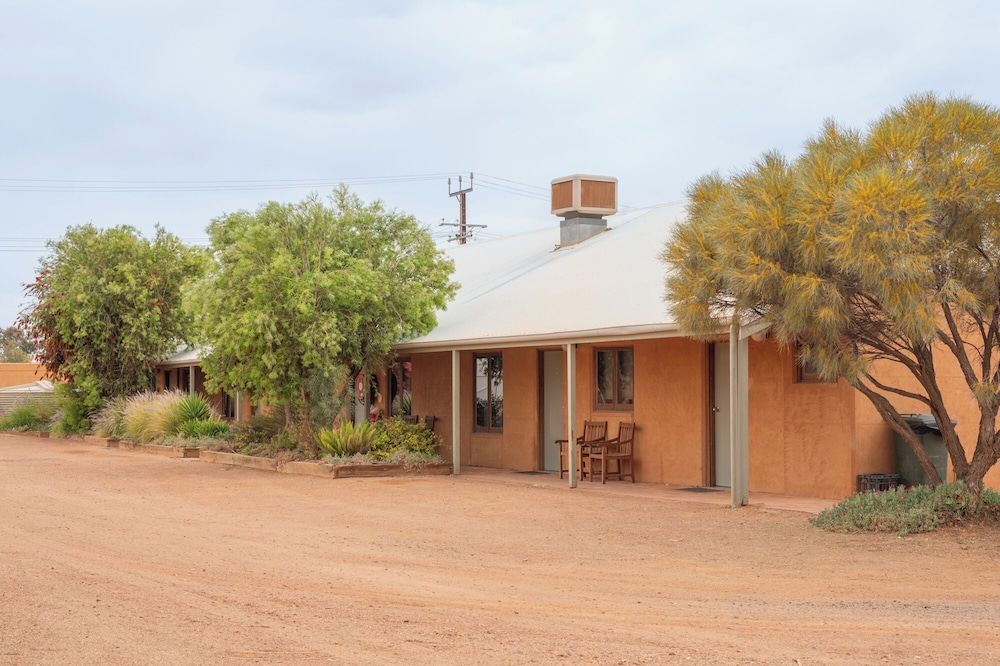 MUD HUT MOTEL 11/57