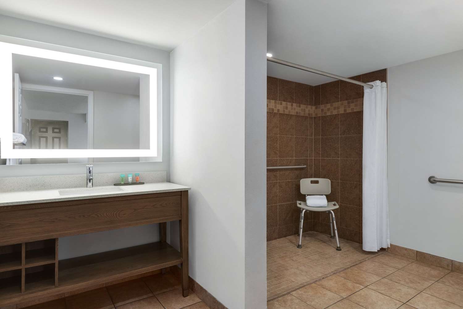 La Quinta Inn & Suites by Wyndham Oceanfront Daytona Beach 23/23