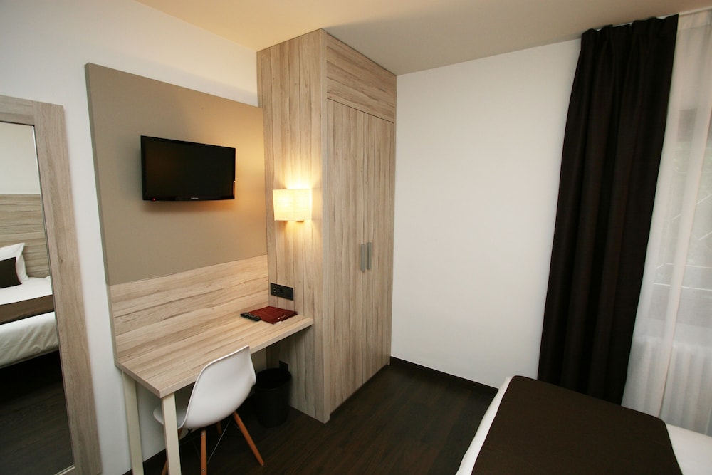 HOTEL PYRENEES 48/55