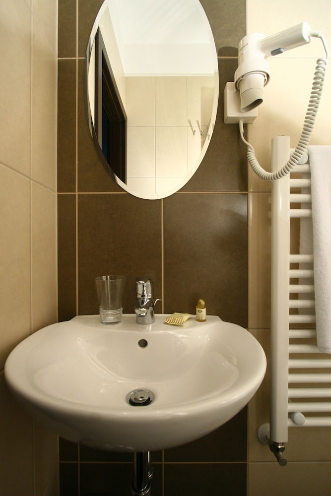 Central Hotel 21 52/54