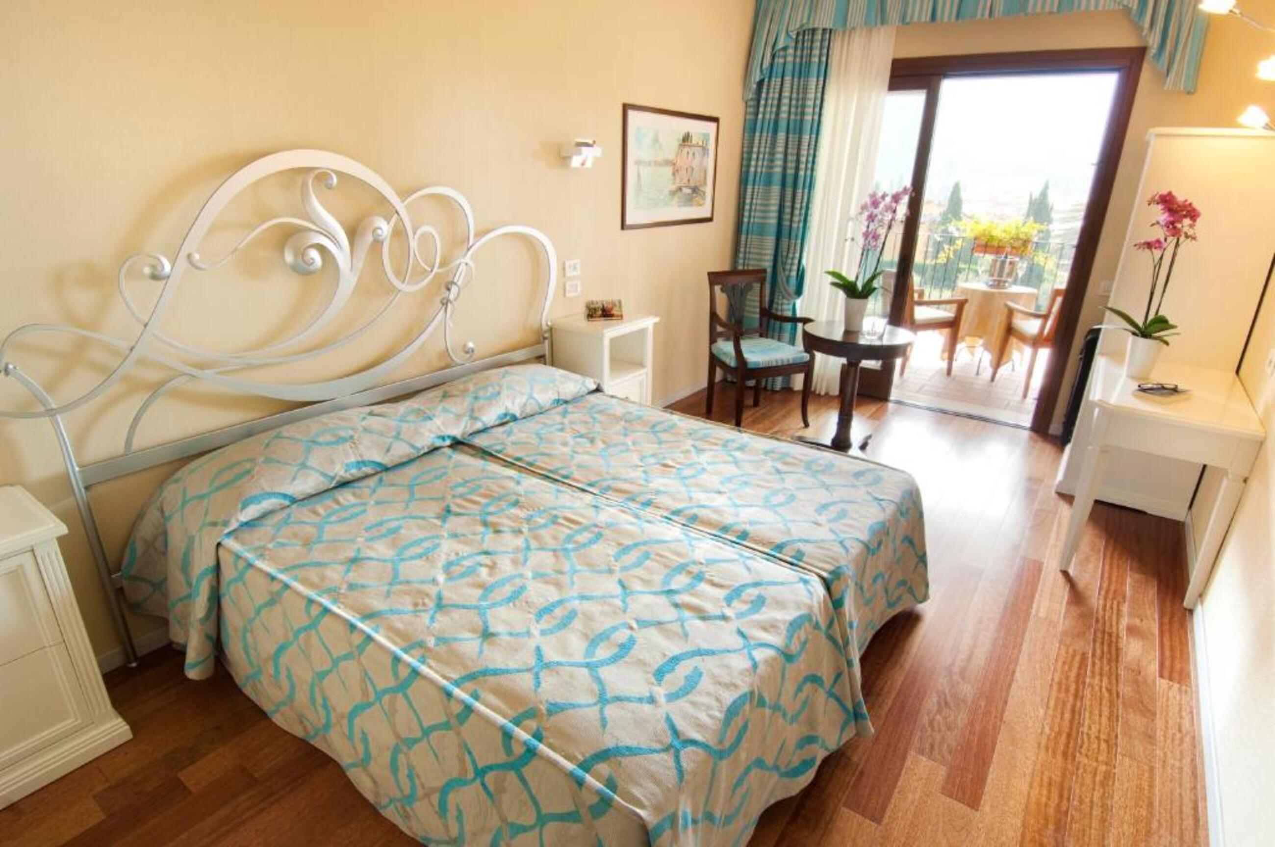 Junior Suite, Luxury, Partial Lake View
