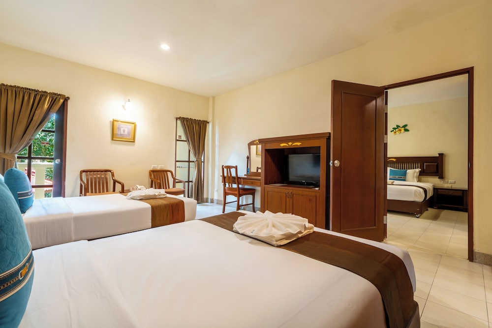 Phuket Leelavadee Hua Ting Resort 15/50