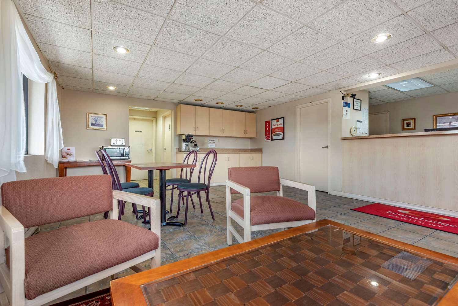 Econo Lodge Dewitt I-90 24/33