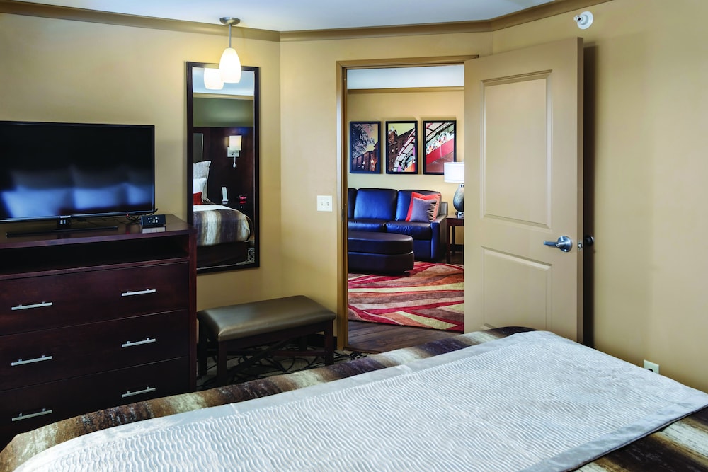 Clubhouse Hotel Fargo 24/36