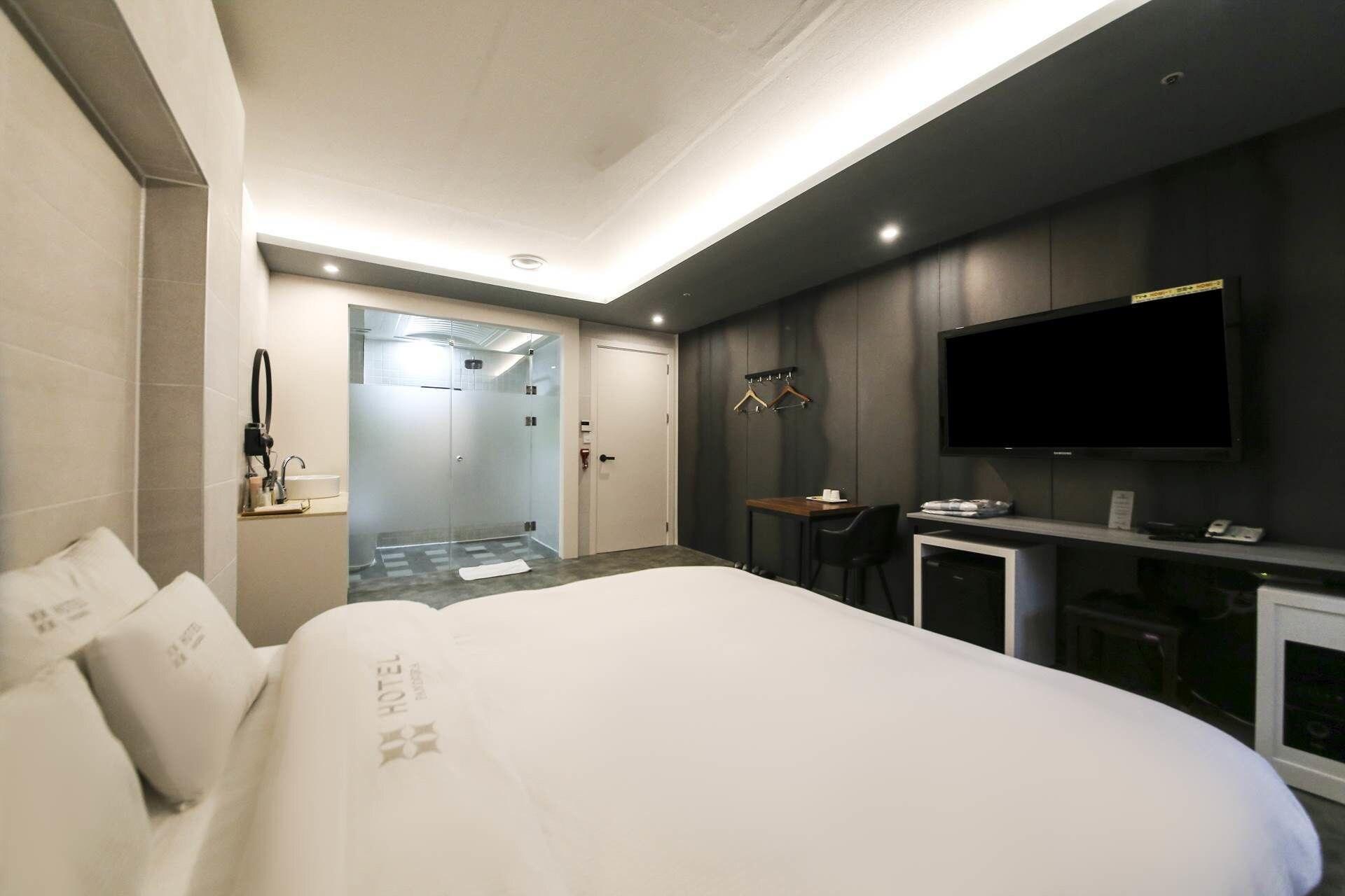 Hotel Pandora 2/23