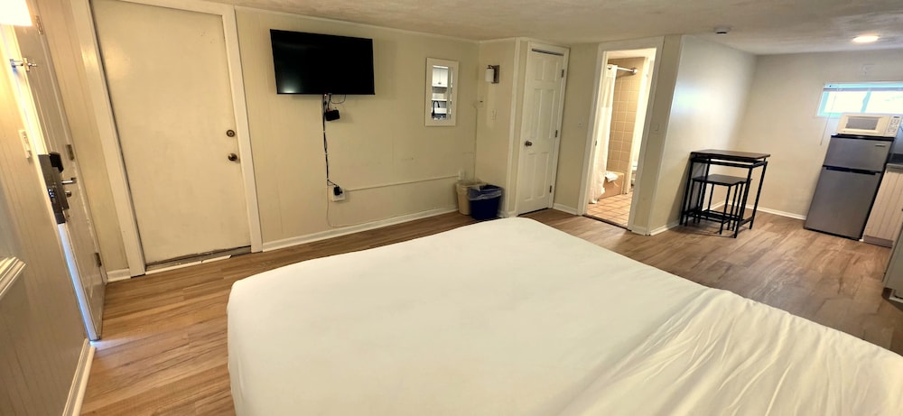 The Tides Motel 6/37