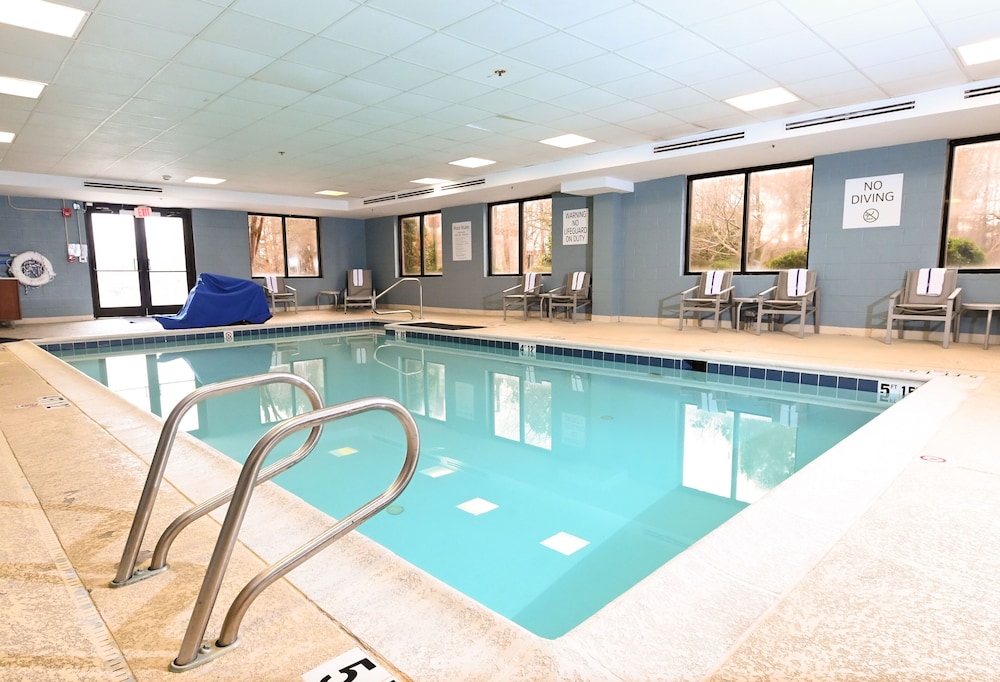 Holiday Inn Express Richmond Airport 2/60