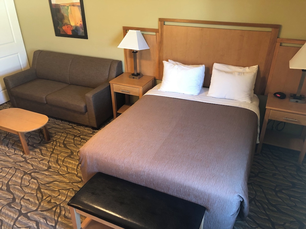 Studio, Queen Bed, Kitchen, Aspen Suites Hotel Juneau 2/4