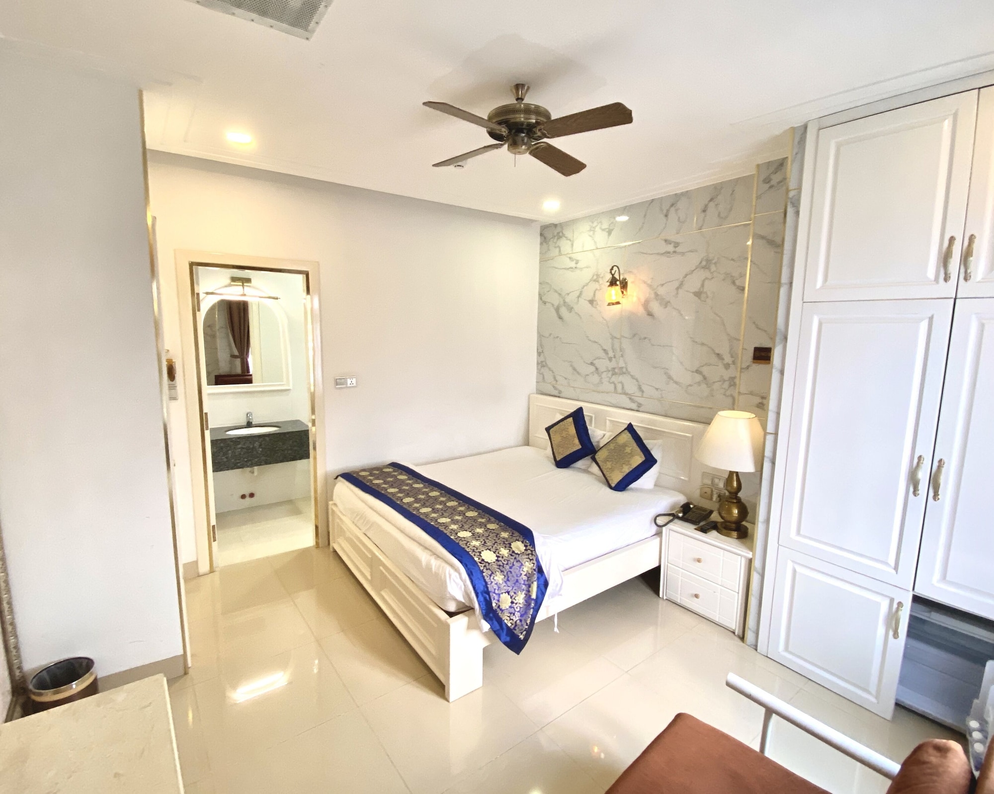 DELUXE, DOUBLE BED