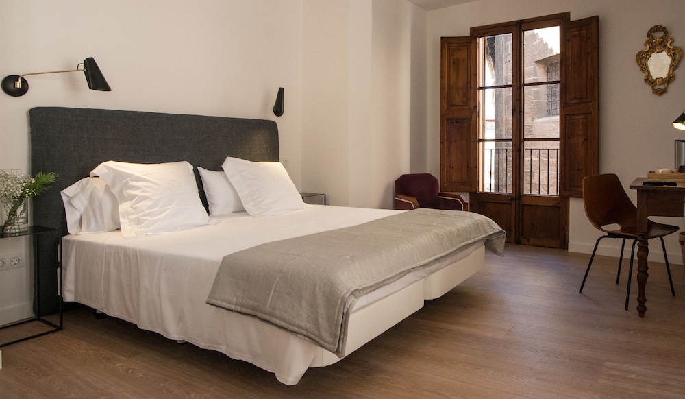 SUPERIOR, DOUBLE OR TWIN BED