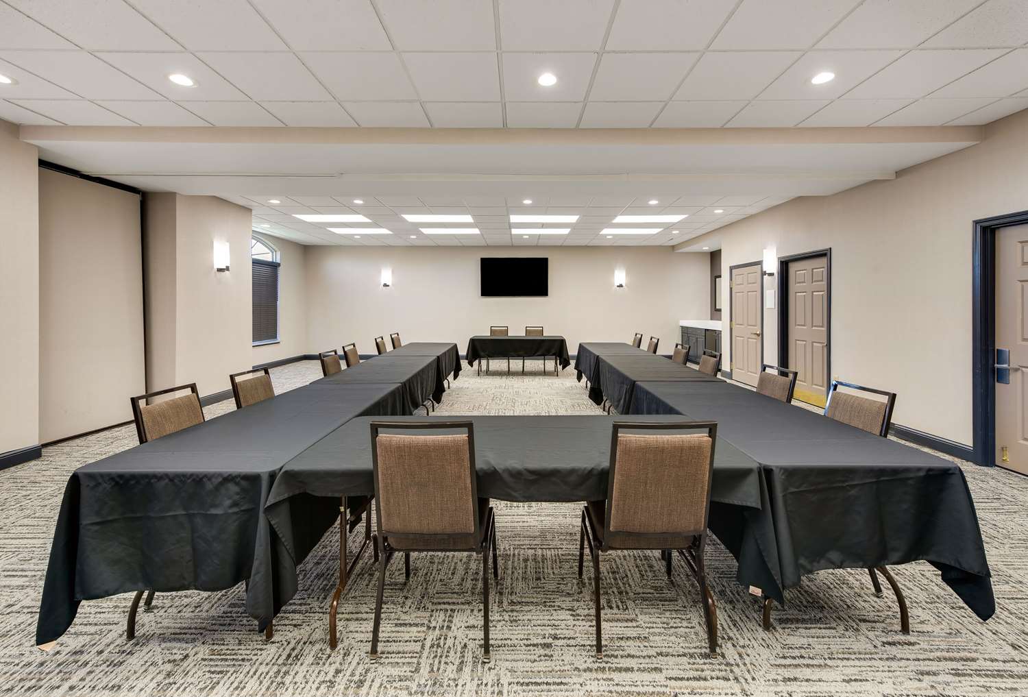 Country Inn & Suites by Radisson, Findlay, OH 17/19