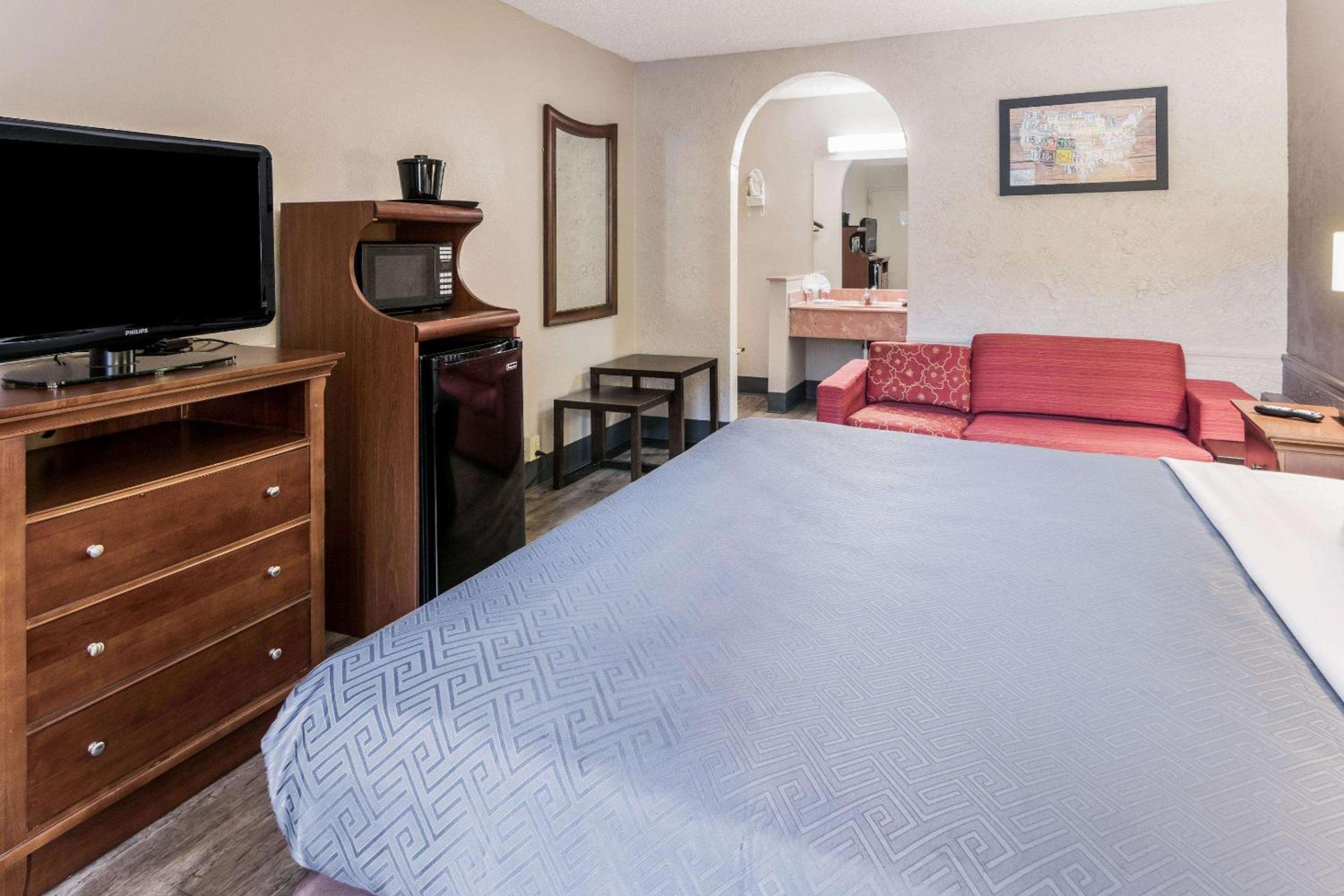 غرفة بسرير كينج مع أريكة، Econo Lodge Gainesville Downtown Area 6/8