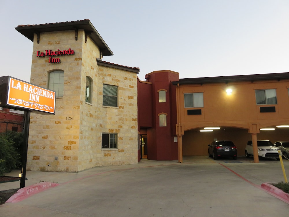 La Hacienda Near Alamo Dome / Riverwalk 7/36