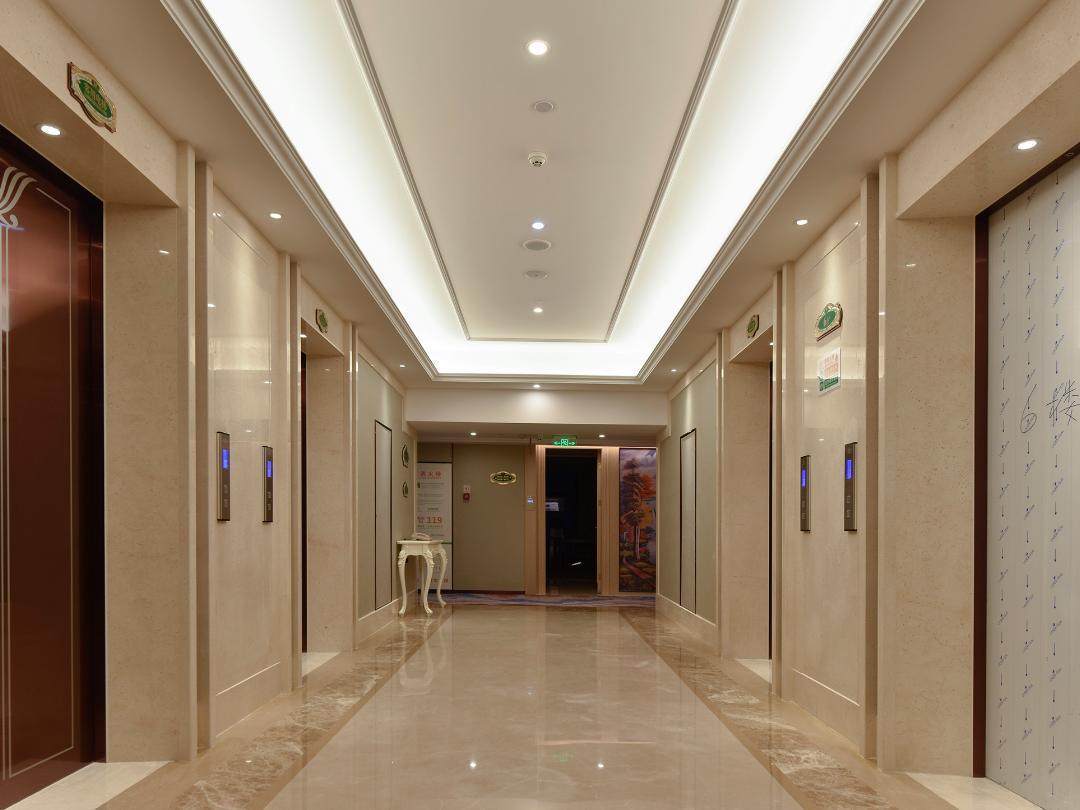 Vienna International Hotel (Chengdu Convention and Exhibition Center, Qilong Metro Station) 8/26