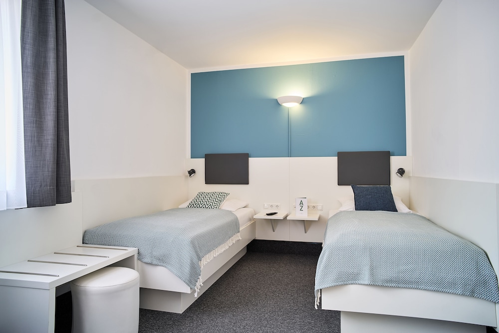 COURTYARD, DOUBLE BED