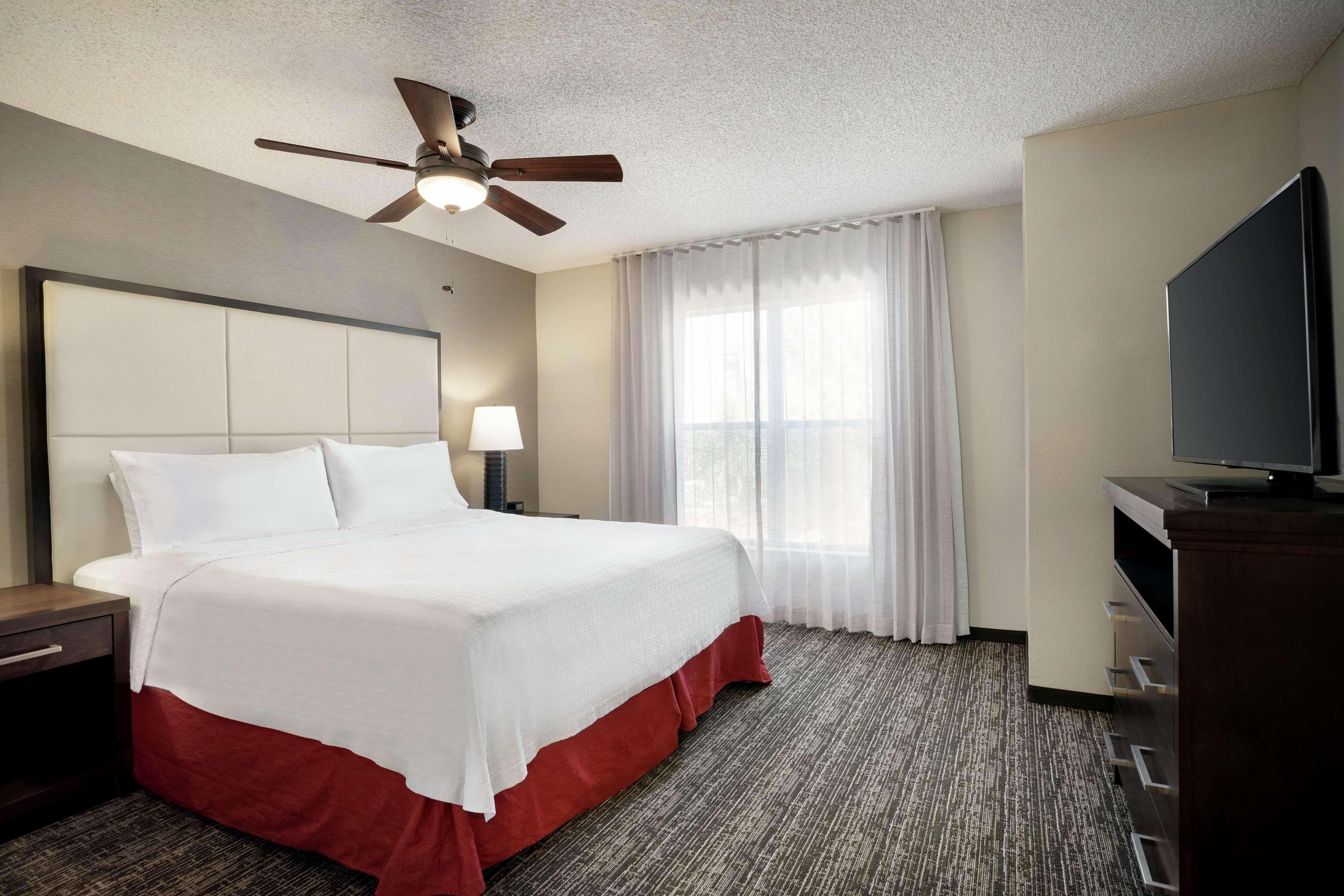 2 BEDROOMS, SUITE, 1 KING AND 2 QUEEN BEDS, 2 BATHROOMS