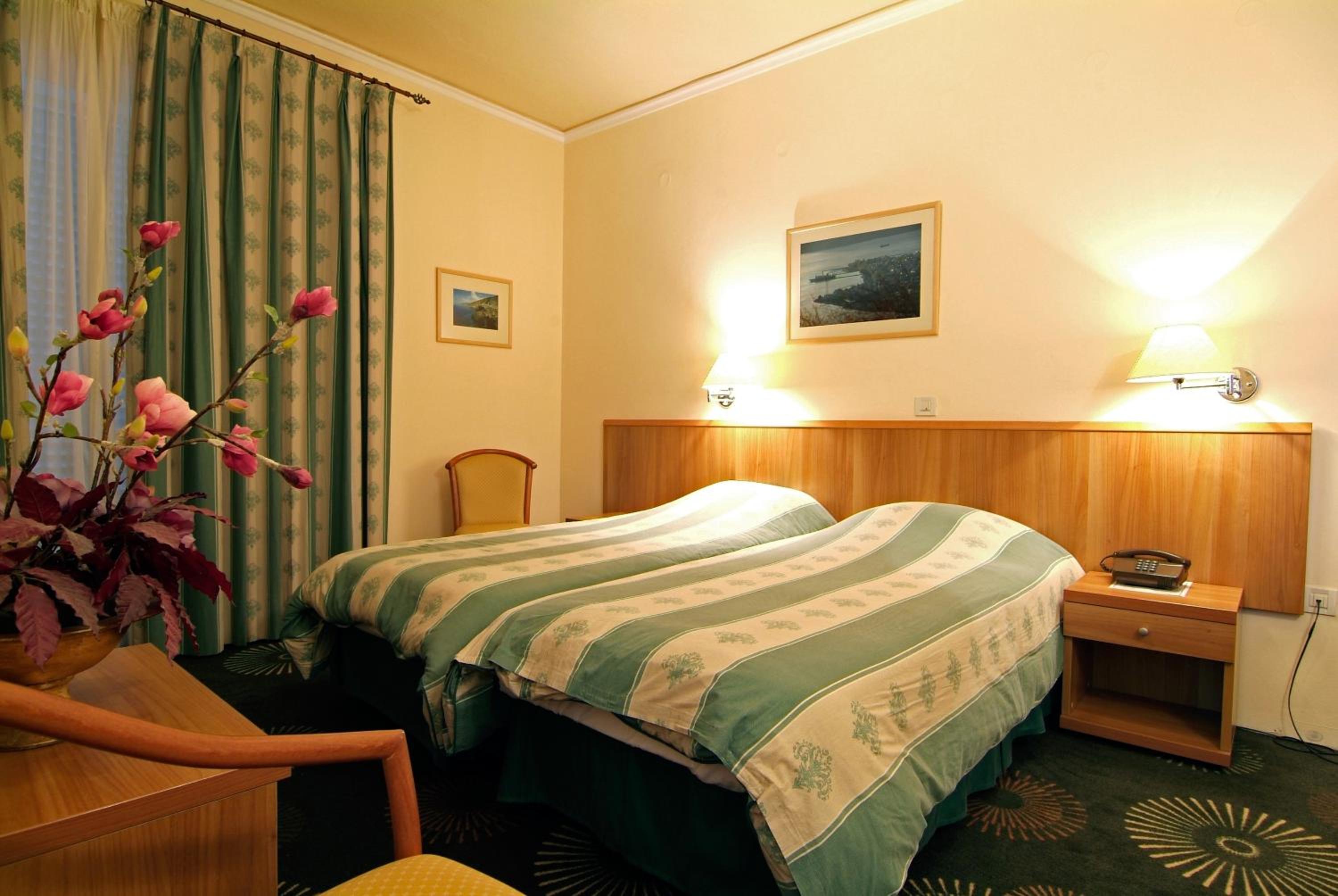 Room, Triple