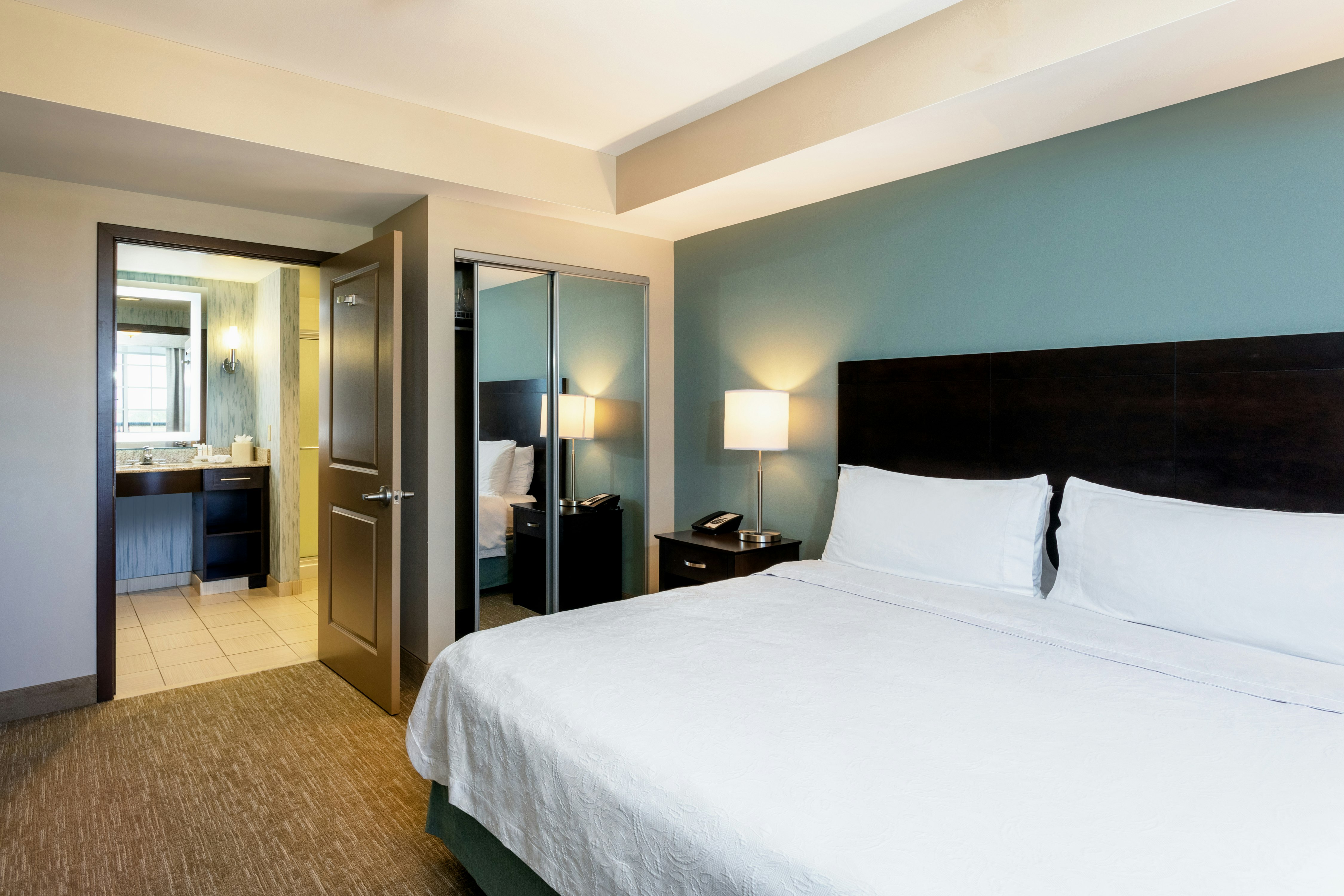 Suite, King Bed, Accessible