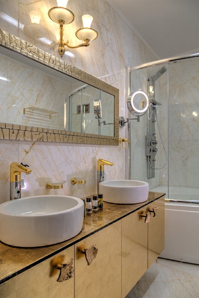 Fiscardonna Luxury Suites 47/50