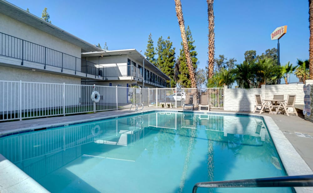 Motel6 Bakersfield, CA - South 48/54