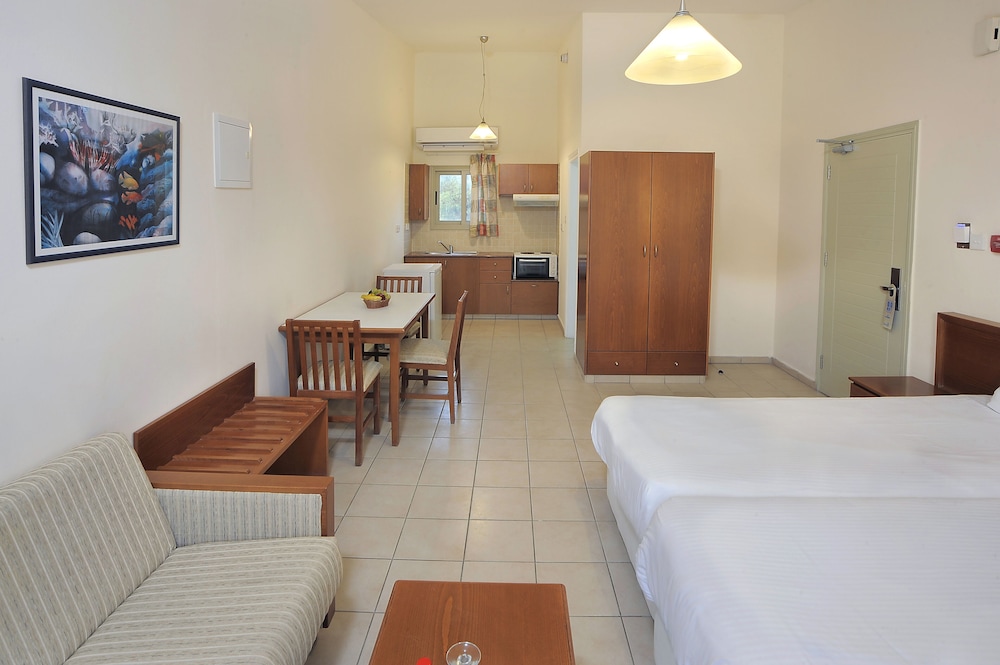 Nissiana Hotel 10/50