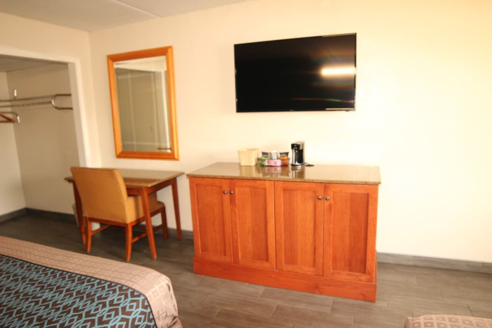 WindWater Hotel & Marina 11/66
