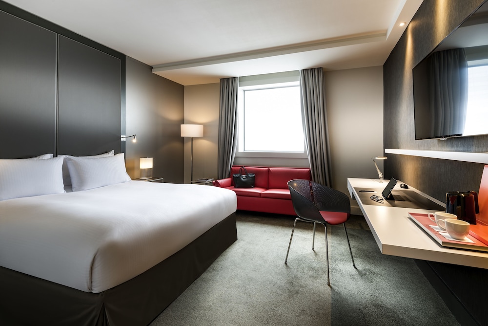 SUPERIOR, QUEEN BED, LA DEFENSE VIEW