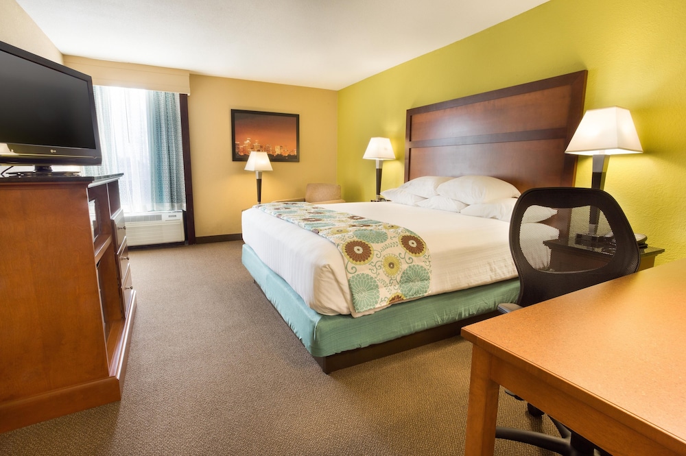 2 Rooms, Suite, King Bed, Sofa, Drury Inn & Suites Near the Galleria Houston 3/5