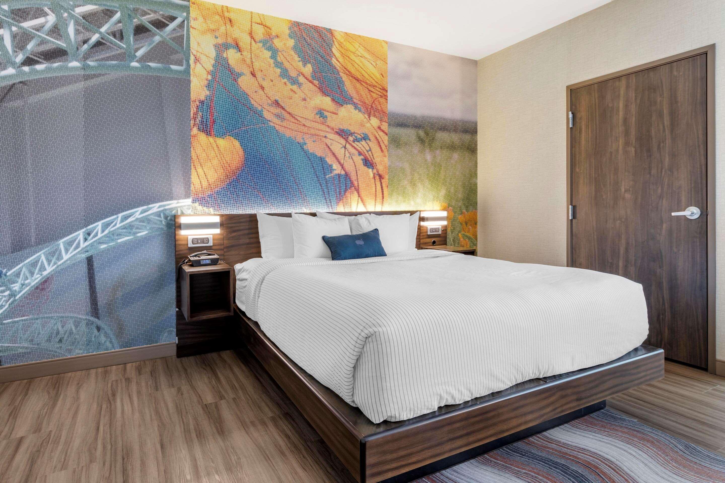 SUITE, KING BED, ACCESSIBLE