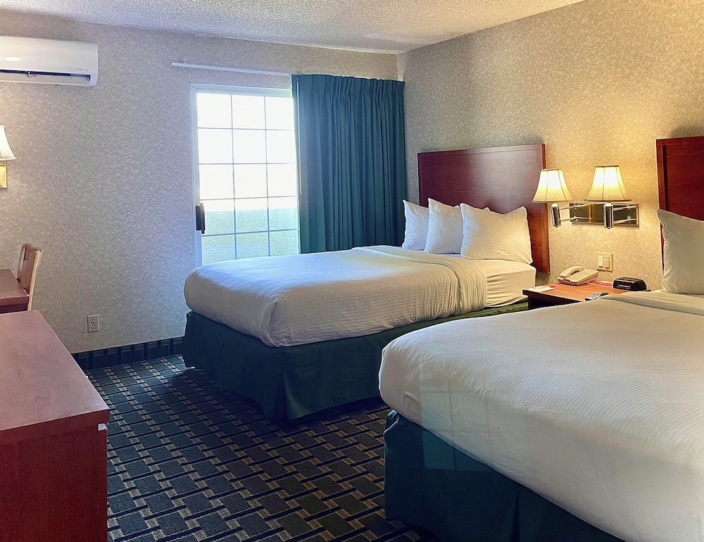 Suite, 2 Double Beds, Accessible
