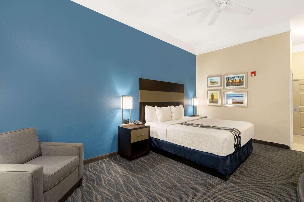 La Quinta Inn and Suites Phoenix I-10 West 12/50