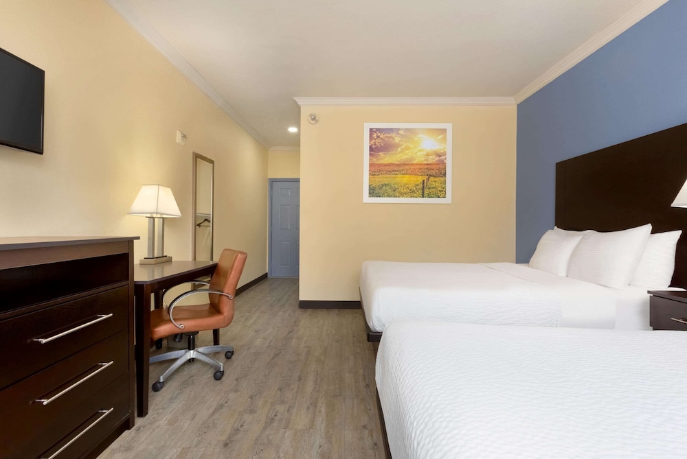 Days Inn and Suites by Wyndham Euless DFW Airport South 11/57