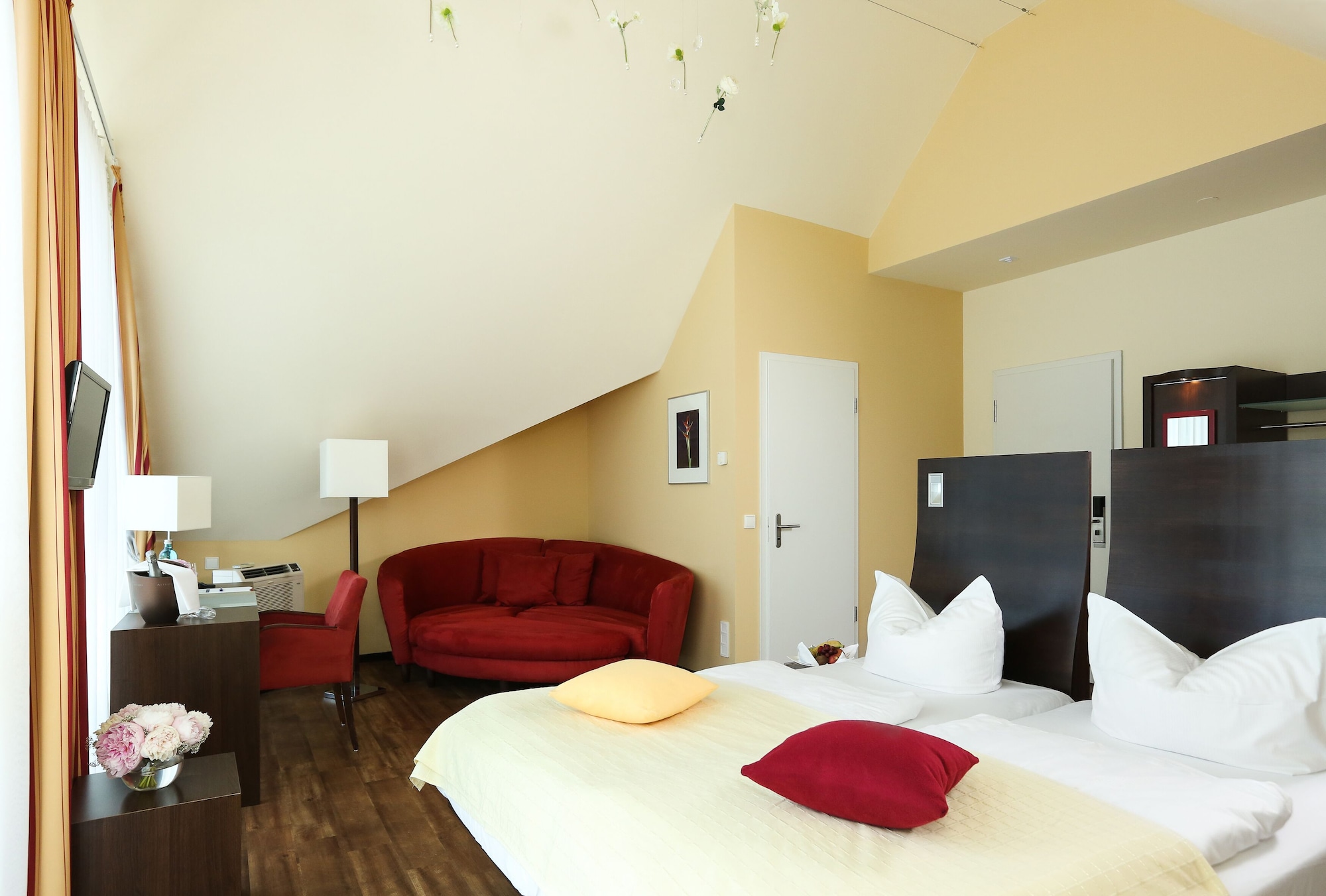 ROOM, DOUBLE BED