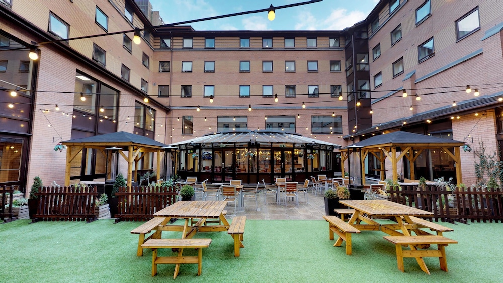 Pendulum Hotel 60/68
