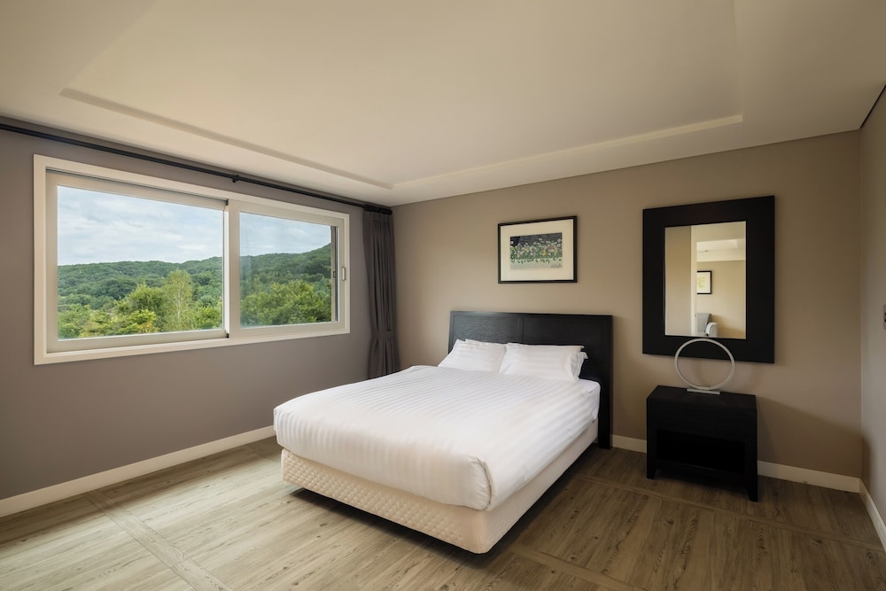 Noble, Village, Valley, 2 Double Beds, 3 Futon Beds, 46 Pyeong
