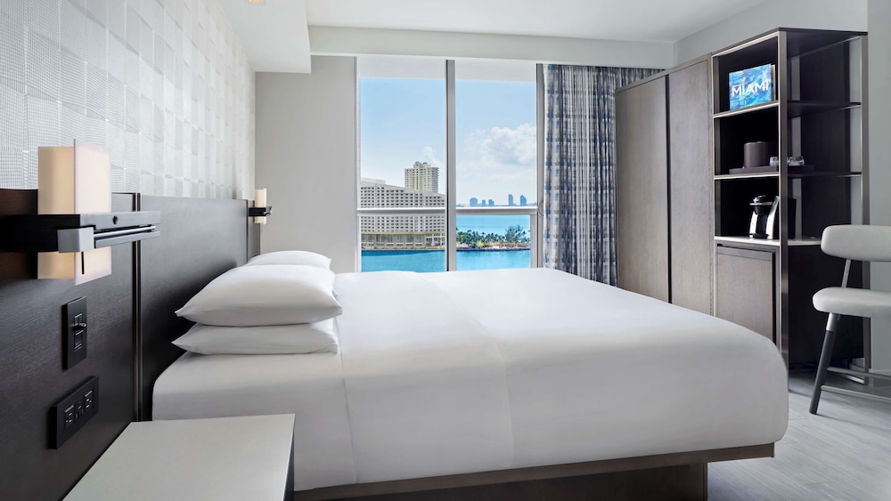 ROOM, KING BED, BAY VIEW, BALCONY