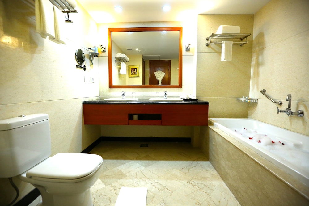 غرفة تنفيذية بسرير كينج، Ramada by Wyndham Amritsar 3/3