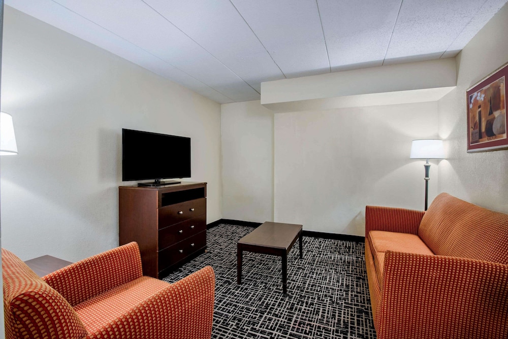 La Quinta Inn & Suites by Wyndham Lexington Park - Patuxent 38/52