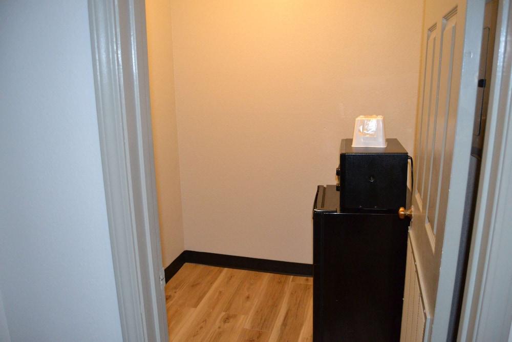 Days Inn & Suites by Wyndham Sikeston 26/51
