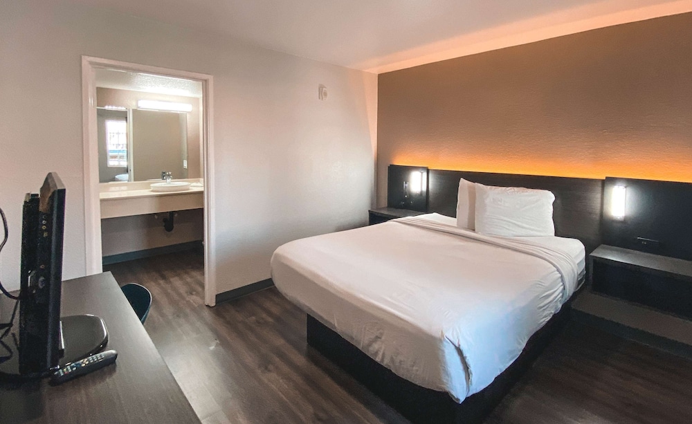 STANDARD, QUEEN BED, ACCESSIBLE