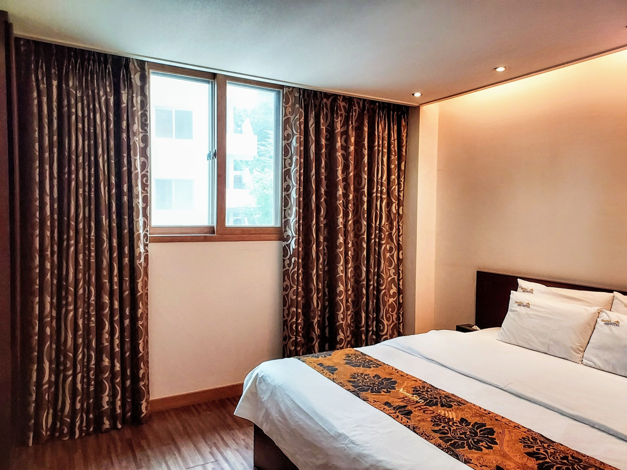 DELUXE, DOUBLE BED