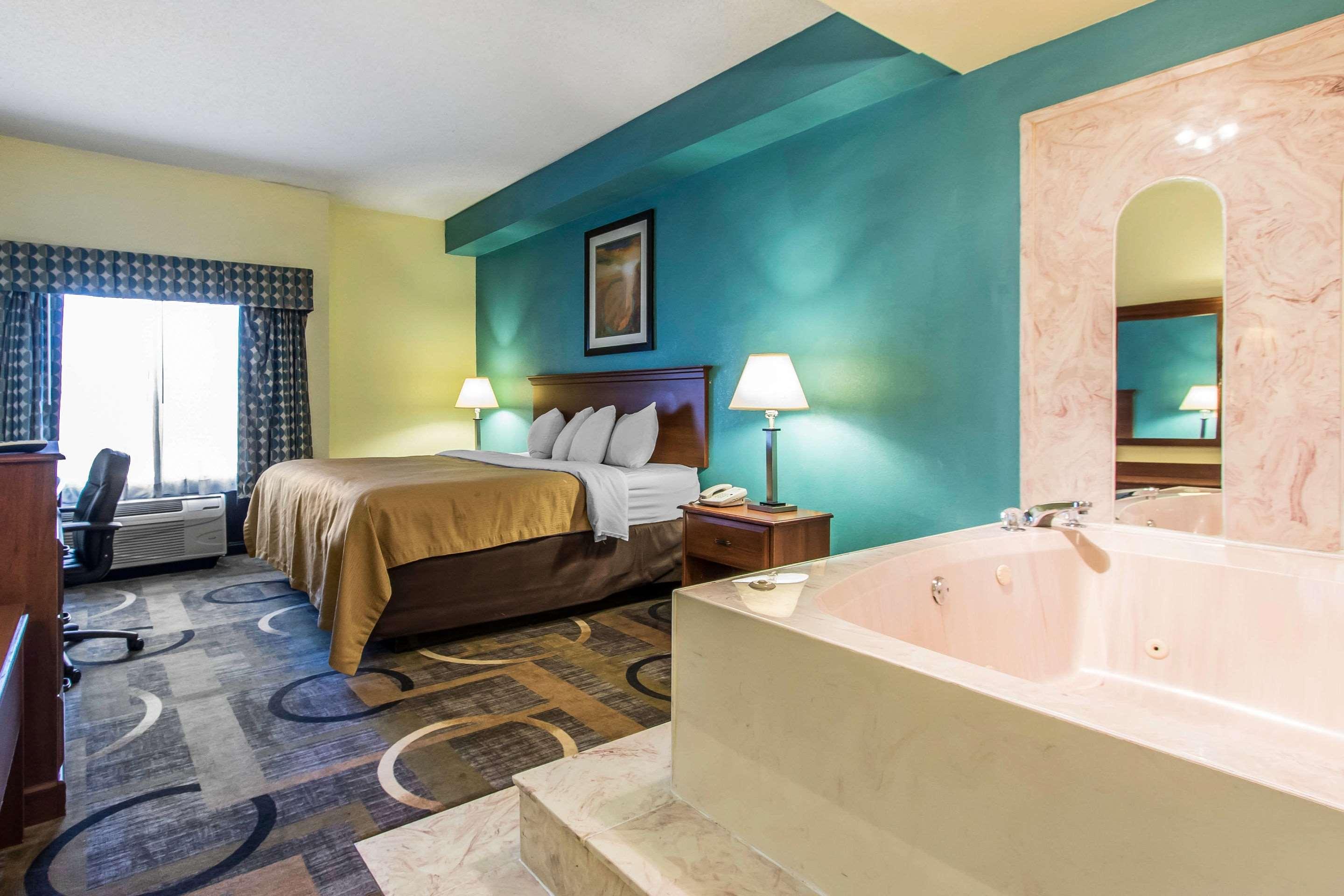 غرفة بسرير مزدوج، Baymont by Wyndham Memphis I-40 2/2