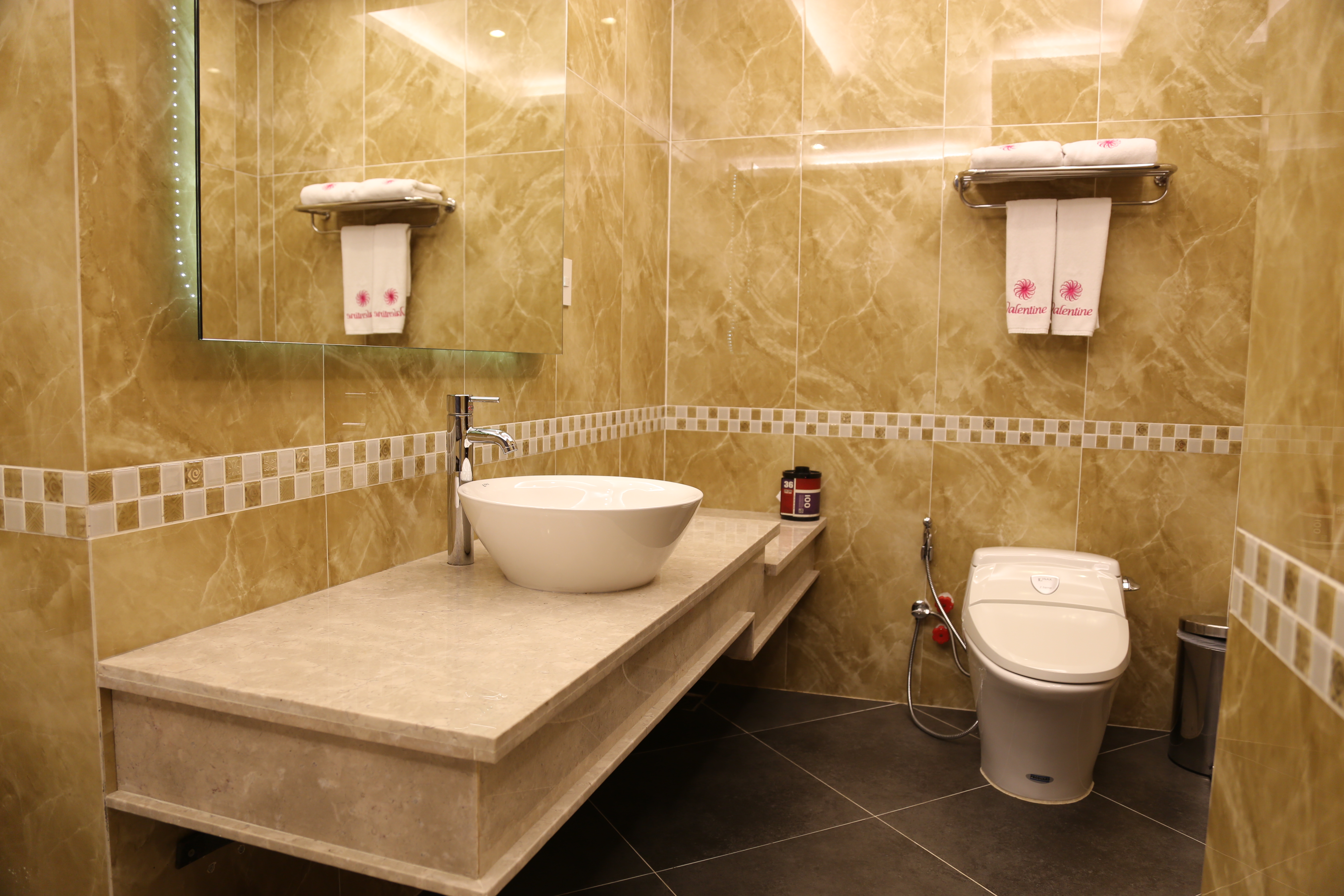 Valentine Hotel 30/36