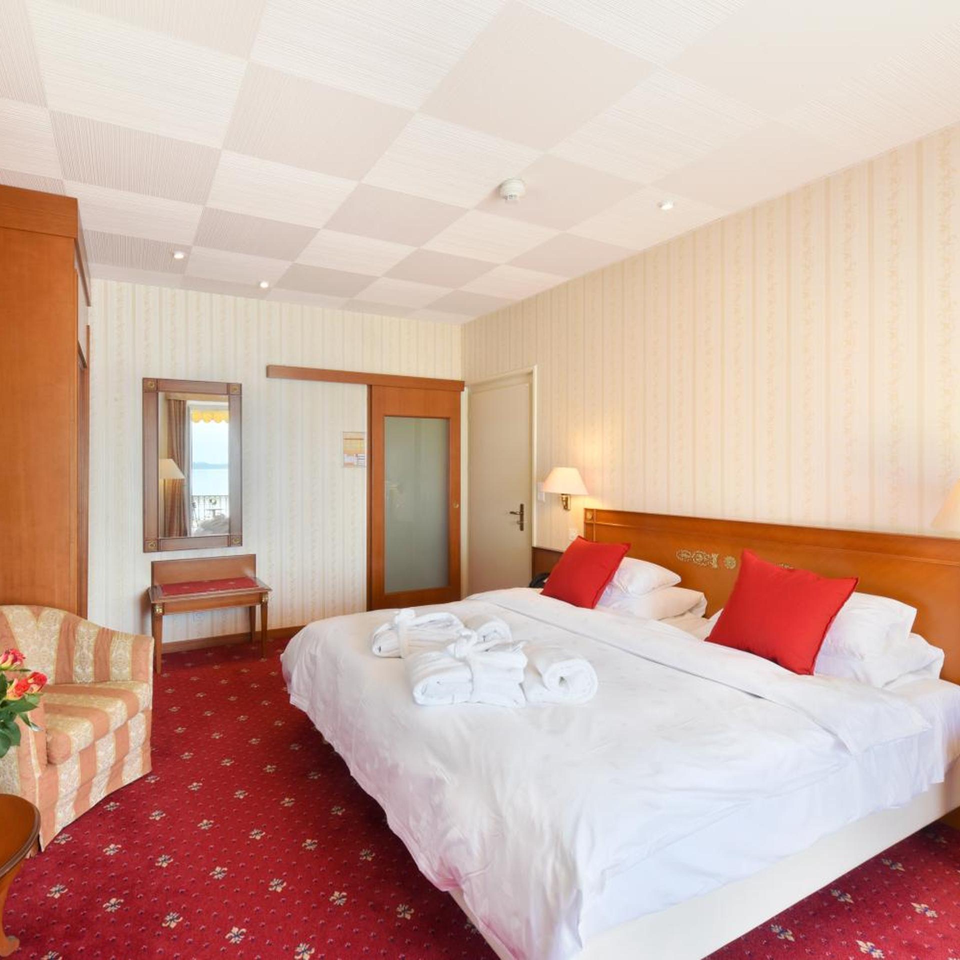 غرفة ديلوكس بسرير مزدوج أو سريرين منفصلين بإطلالة على البحيرة، GOLF HOTEL RENE CAPT 3/8