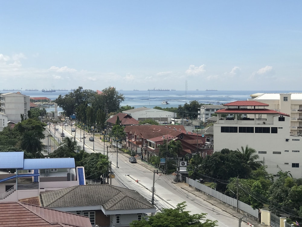 Kanavera Sriracha Hotel and Serviced Apartment 72/77